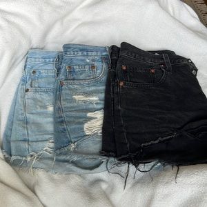 Medium Wash Levi’s 501 Jean Shorts Distressed Button Fly W28